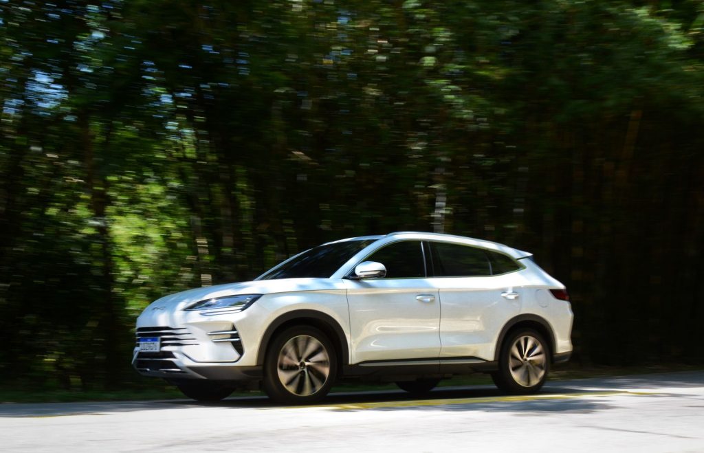CAOA Changan CS55 supera 3 mil pedidos e mantém preço promocional até 30 de setembro SUV branco moderno trafega por uma estrada cercada por vegetação, em Monteiro Lobato, no Brasil.